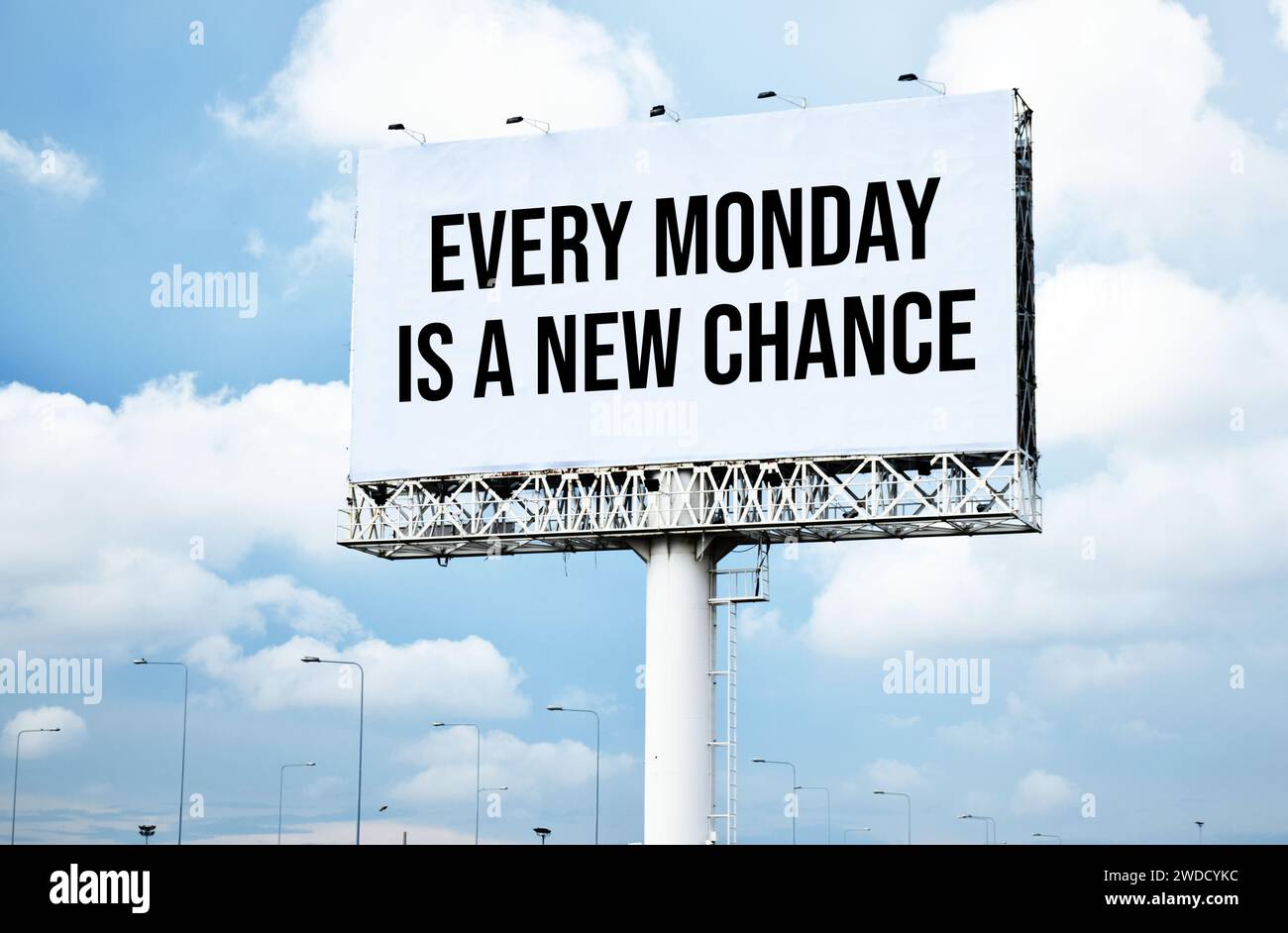 Jeden Montag gibt es eine neue Chance-Textnachricht auf dem Schild mit blauem Himmel Stockfoto