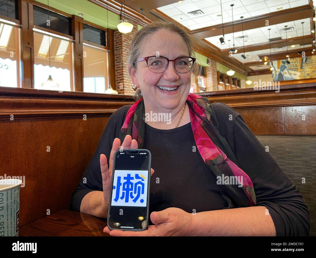 Dallas, USA. Januar 2024. Juliet Thomas zeigt ihren WeChat-Avatar, was auf Chinesisch faul bedeutet, um sich daran zu erinnern, dass sie am 9. Januar in Dallas, Texas, USA, härter am Chinesischen Lernen arbeiten sollte. 2024. ZU „Feature: jenseits der Sprache -- U.S. Woman's Decade-Long Chinese Learning Journey“ Credit: Tian Dan/Xinhua/Alamy Live News Stockfoto