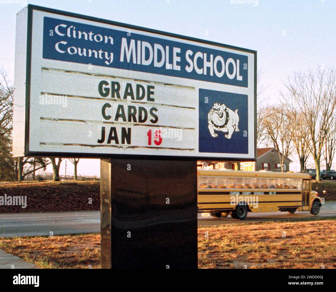 Ein Schulbus mit Schülern fährt am Montagmorgen, 18. Januar 1999, in Albany, Clinton County, KY, in die Einfahrt der Clinton County Middle School. USA. Das Clinton County war einer von neun Schulbezirken in Kentucky, die noch immer Klassen auf dem Martin Luther King Jr. abhielten Tagesferien 1999, weniger als 66 Distrikte 1993. (APEX MediaWire Foto von Billy Suratt) Stockfoto