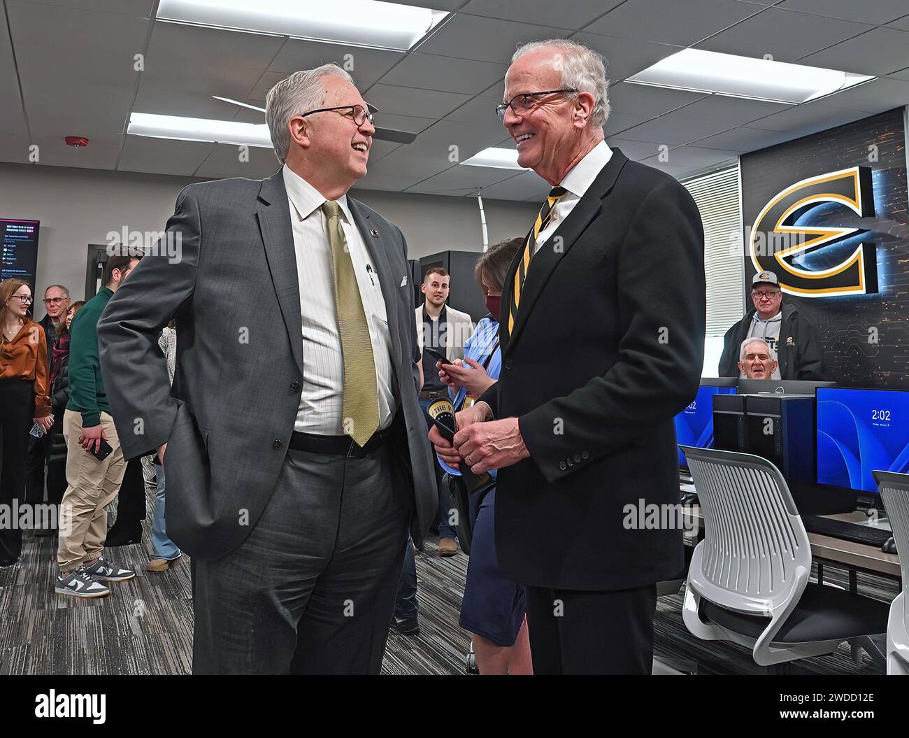 EMPORIA, KANSAS - 19. JANUAR 2024 Senator Jerry Moran (R-KS) spricht mit Ed Bashaw, dem Dekan der School of Business, bei der Eröffnung des neuen Cybersecurity Research and Outreach Centers an der Emporia State University Stockfoto