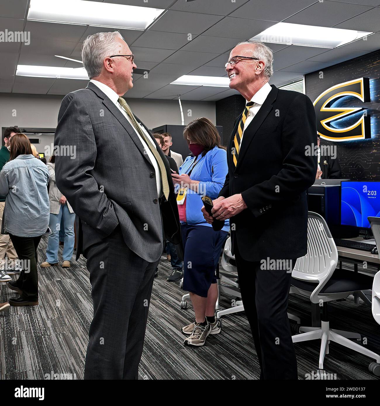 EMPORIA, KANSAS - 19. JANUAR 2024 Senator Jerry Moran (R-KS) spricht mit Ed Bashaw, dem Dekan der School of Business, bei der Eröffnung des neuen Cybersecurity Research and Outreach Centers an der Emporia State University Stockfoto