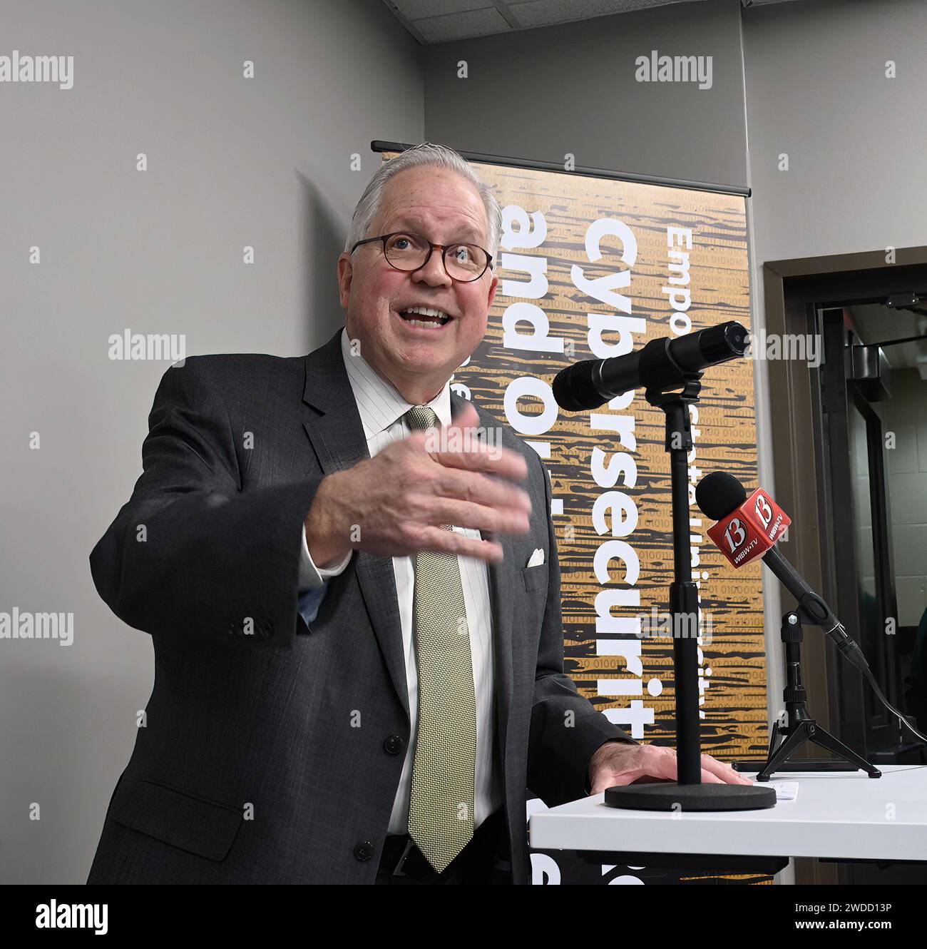 EMPORIA, KANSAS - 19. JANUAR 2024 Ed Bashaw, der Dekan der School of Business, hält eine Hauptredner bei der Eröffnung des neuen Cybersecurity Research + Outreach Center an der Emporia State University Stockfoto