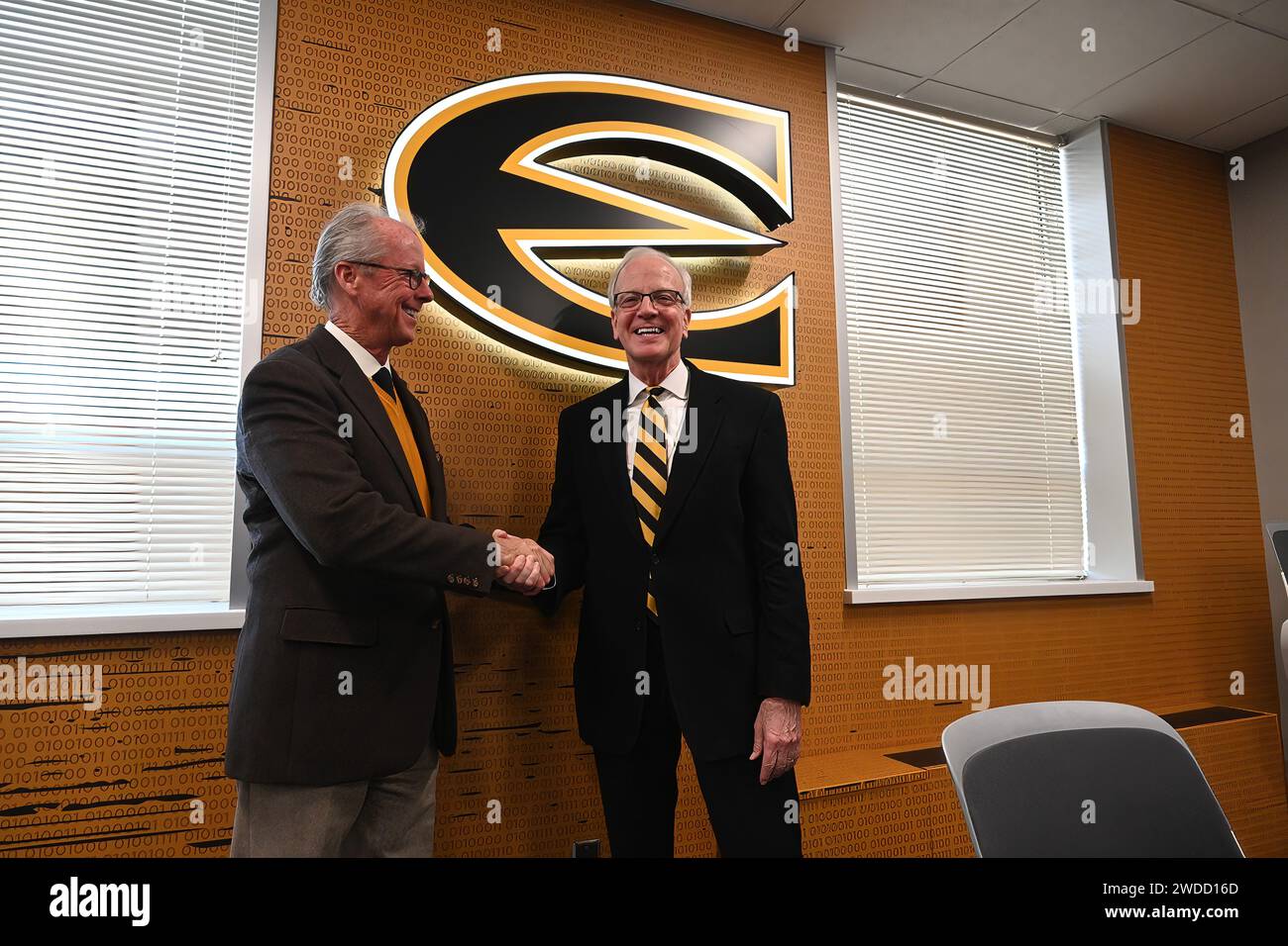 EMPORIA, KANSAS - 19. JANUAR 2024 von links: Ken Hush ESU-Präsident, schüttelt die Hand mit dem US-Senator Jerry Moran (R-KS) bei der Eröffnung des neuen Cybersecurity Research + Outreach-Zentrums an der Emporia State University Stockfoto