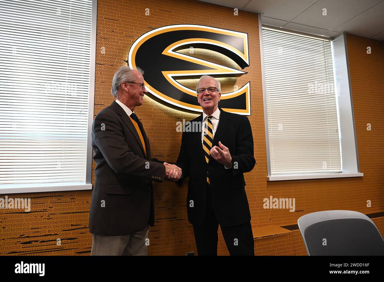 EMPORIA, KANSAS - 19. JANUAR 2024 von links: Ken Hush ESU-Präsident, schüttelt die Hand mit dem US-Senator Jerry Moran (R-KS) bei der Eröffnung des neuen Cybersecurity Research + Outreach-Zentrums an der Emporia State University Stockfoto