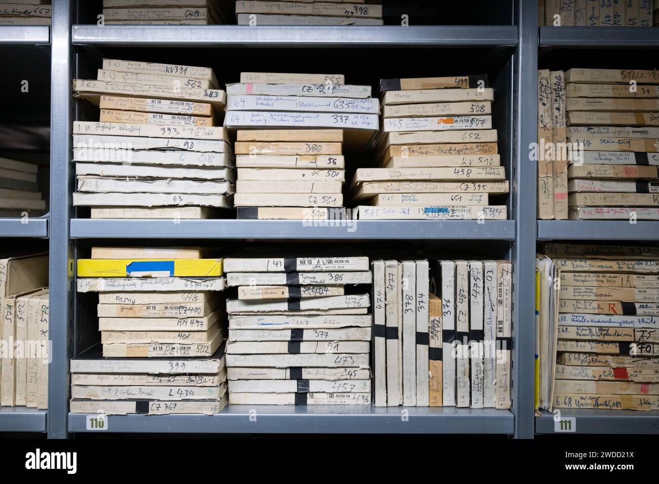 Dresden, Deutschland. Januar 2024. Negative liegen in Kisten und Kisten im Negativarchiv der Deutschen Fotothek. (Zu dpa '100 Jahre Deutsche Fotothek - eine Fundgrube visueller Erinnerung') Credit: Sebastian Kahnert/dpa/Alamy Live News Stockfoto