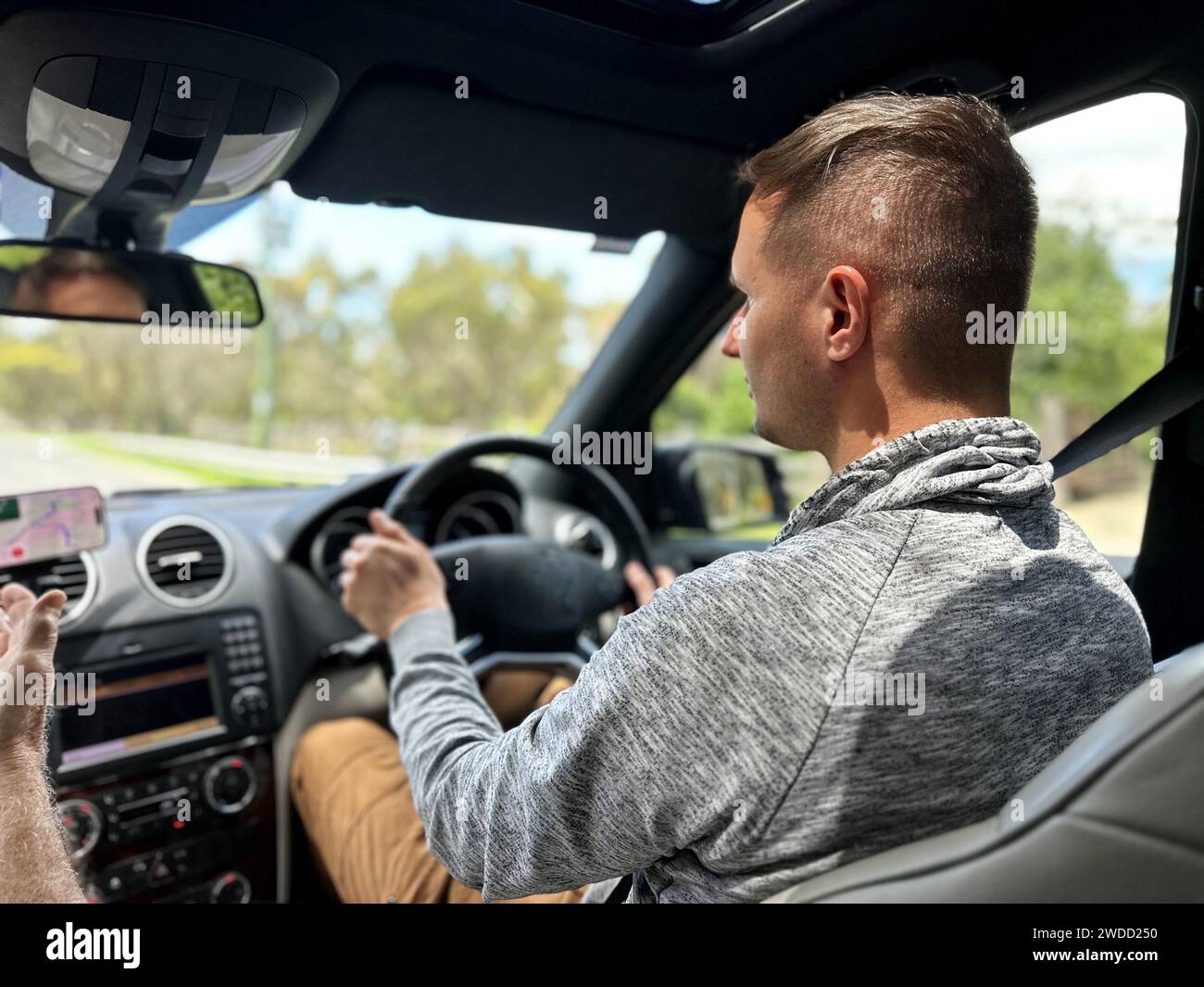 Porträt eines Autofahrers in der Natur Stockfoto