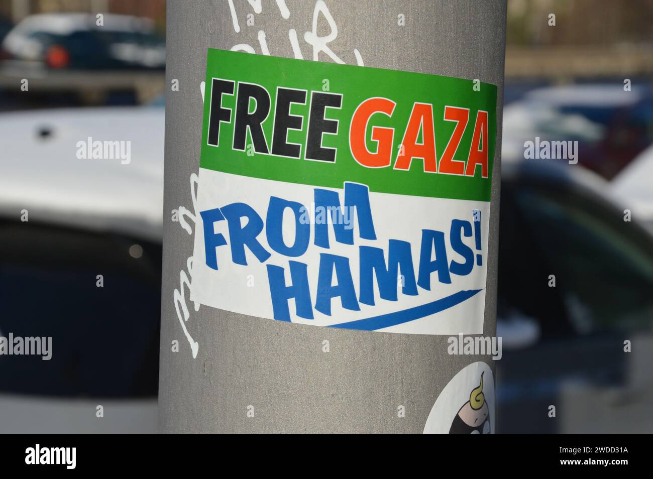 Berlin, Deutschland - 19. Januar 2024 - Aufkleber "Free Gaza from Hamas" in der Rembrandtstraße in Berlin-Schöneberg. (Foto: Markku Rainer Peltonen) Stockfoto