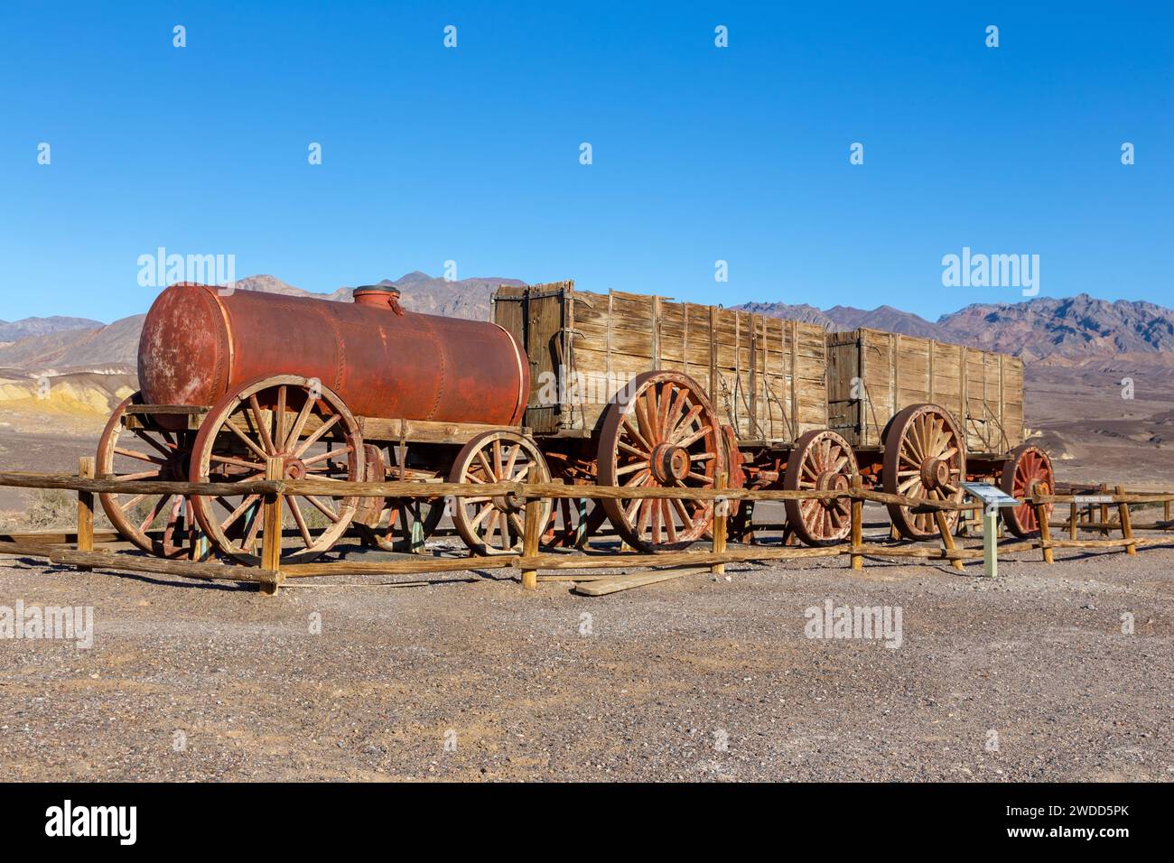 Twenty Mule Team Wagon Trail Vintage Ausstellung, Berühmtes Wahrzeichen Der Harmony Borax Works. Death Valley National Park Wüstenlandschaft Kalifornien USA Stockfoto