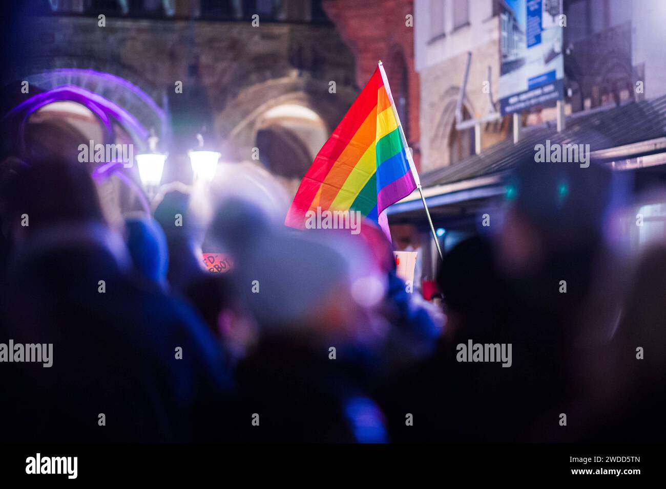 19.01.2024: Demonstration gegen neue Rechte in Minden: Bürgerinnen und Bürger protestieren gegen Rechtsextremismus. Dazu hat das Bündnis Minden für Demokratie und Vielfalt aufgerufen. Im Bild: Menschen mit einer Regenbogenfahne. , Minden Nordrhein-Westfalen Deutschland *** 19 01 2024 Demonstration gegen die neue Rechte in Minden Bürger protestieren gegen Rechtsextremismus die Mindener Allianz für Demokratie und Vielfalt hat dies im Bild Menschen mit Regenbogenfahne gefordert , Minden Nordrhein-Westfalen Deutschland Stockfoto