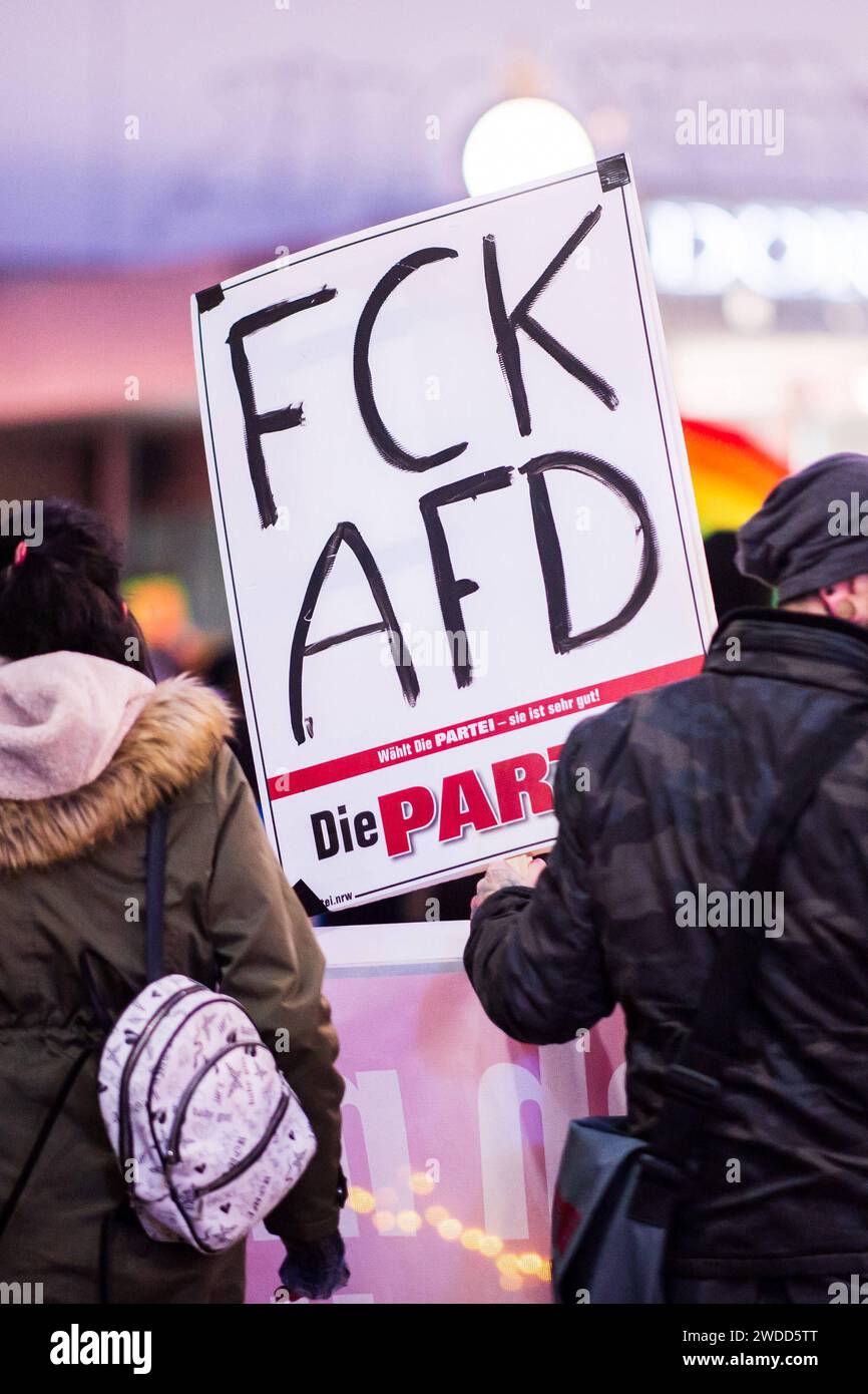 19.01.2024: Demonstration gegen neue Rechte in Minden: Bürgerinnen und Bürger protestieren gegen Rechtsextremismus. Dazu hat das Bündnis Minden für Demokratie und Vielfalt aufgerufen. Im Bild: Mitglieder der Partei die Partei halten Schilder, Plakate mit der Aufschrift FCK AfD in der Menge. , Minden Nordrhein-Westfalen Deutschland *** 19 01 2024 Demonstration gegen die neue Rechte in Minden Bürger protestieren gegen Rechtsextremismus die Mindener Allianz für Demokratie und Vielfalt hat dies im Bild gefordert Mitglieder der Partei die mit Schildern, Plakaten mit der Inschrift halten Stockfoto