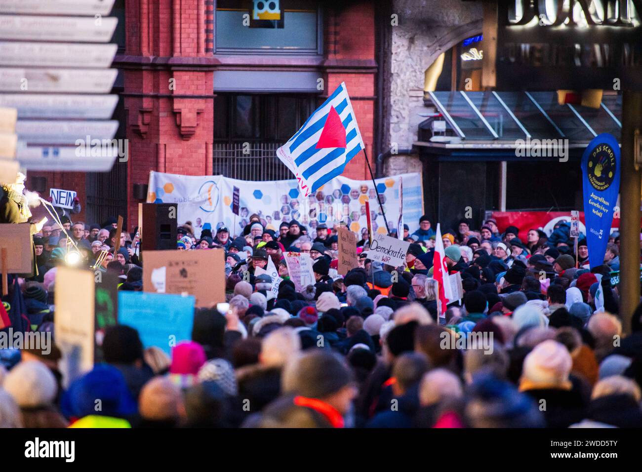 19.01.2024: Demonstration gegen neue Rechte in Minden: Bürgerinnen und Bürger protestieren gegen Rechtsextremismus. Dazu hat das Bündnis Minden für Demokratie und Vielfalt aufgerufen. Im Bild: Schilder, Plakate, Fahnen, Flaggen in der Menge. , Minden Nordrhein-Westfalen Deutschland *** 19 01 2024 Demonstration gegen die neue Rechte in Minden Bürger protestieren gegen Rechtsextremismus das Mindener Bündnis für Demokratie und Vielfalt hat dies in den Bildern Schilder, Plakate, Banner, Fahnen in der Menge gefordert , Minden Nordrhein-Westfalen Deutschland Stockfoto