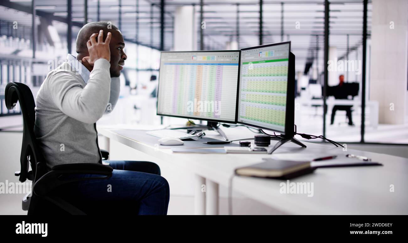 Datenanalyst Afrikanischer Mann Mit Tabellenkalkulation Auf Computer Stockfoto