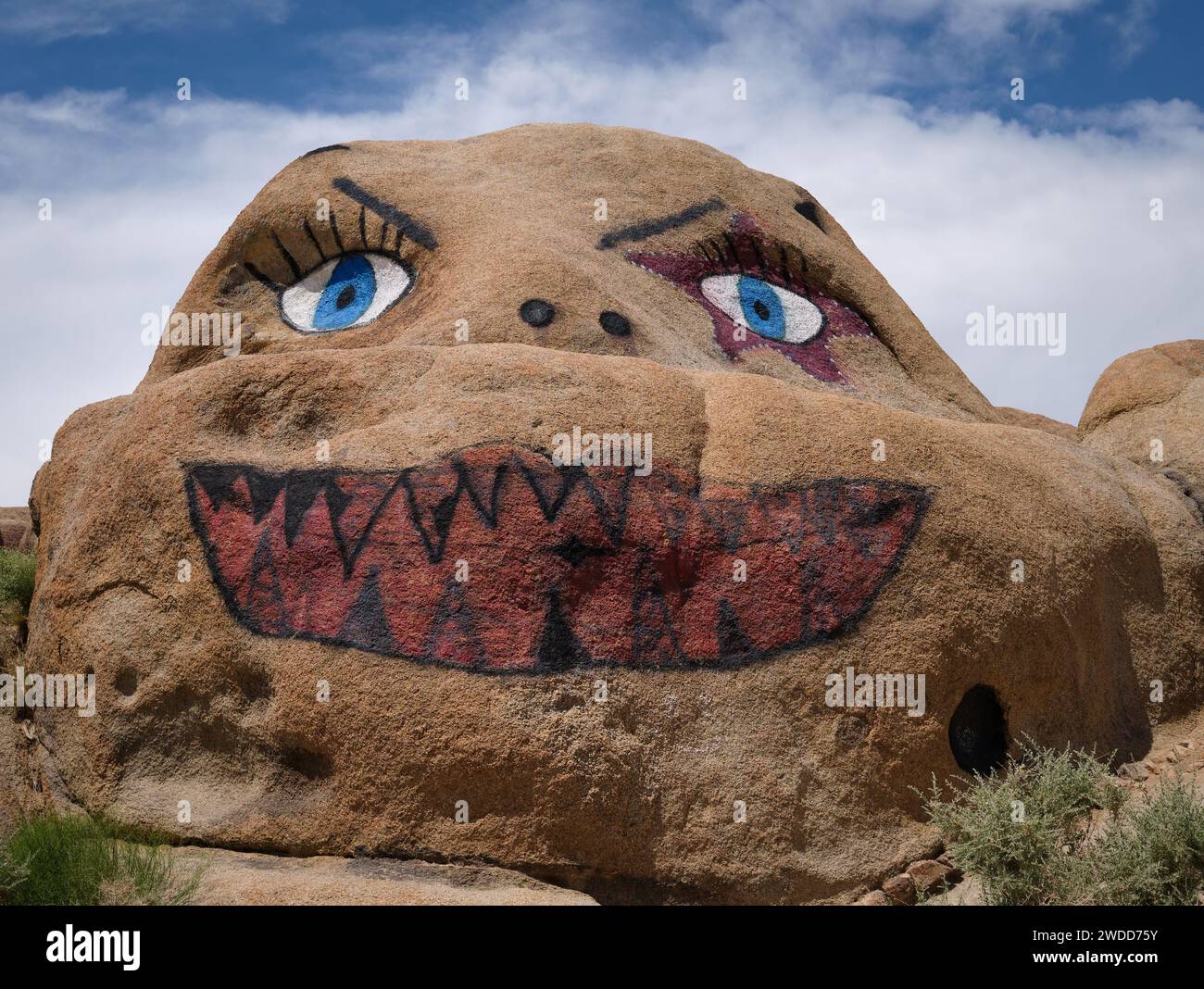 Gemalter Stein in den Alabama Hills, Kalifornien Stockfoto