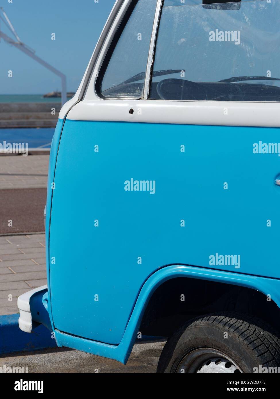 Nahaufnahme eines blau-weißen Wohnwagens in Essaouira, Marokko, 19. Januar 2024 Stockfoto