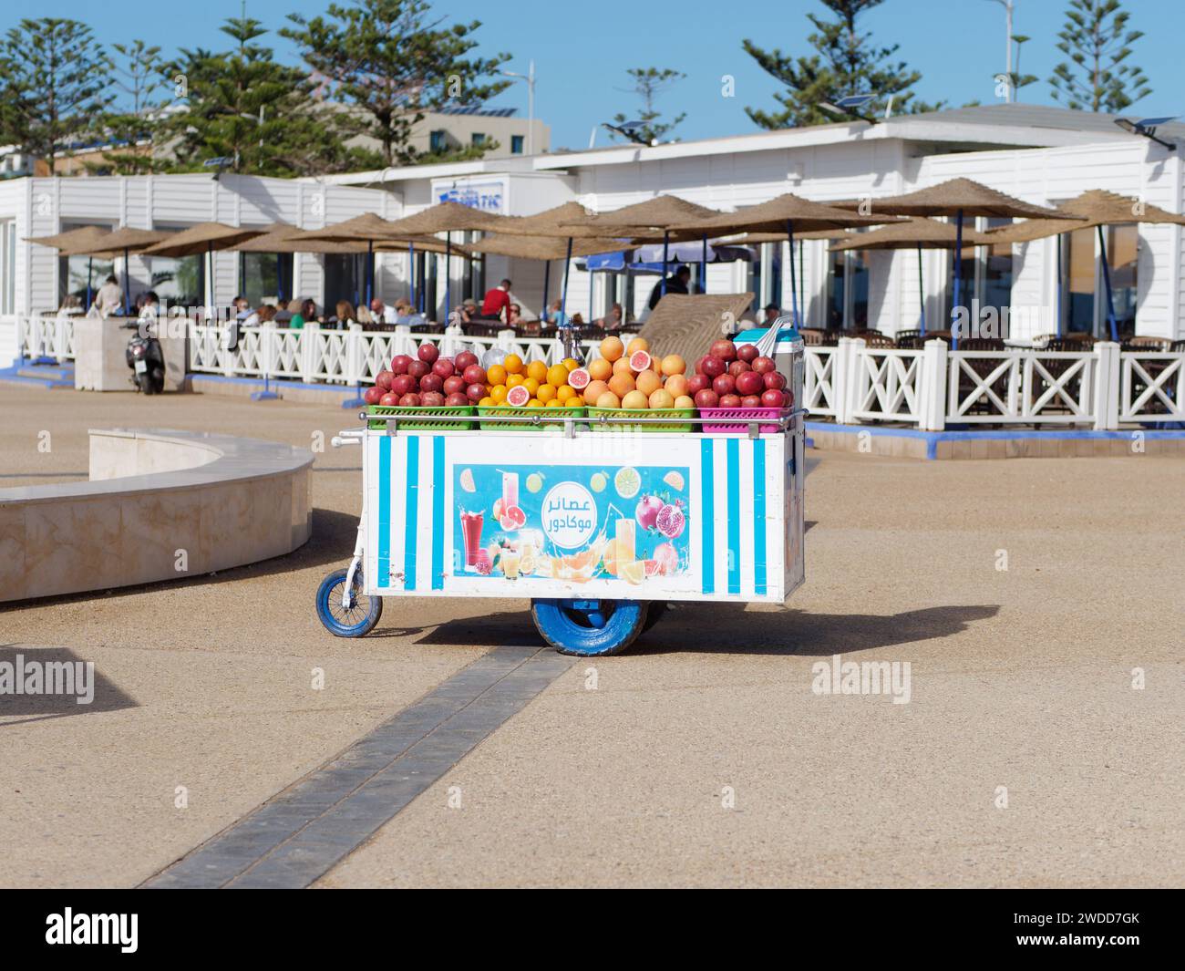 Mobiler Fruchtsaftstand auf drei Rädern in Essaouira, Marokko, 19. Januar 2024 Stockfoto