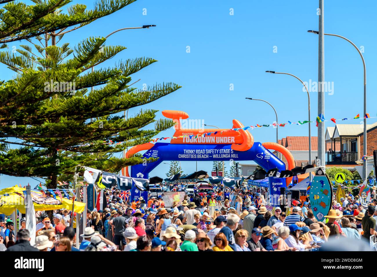 Adelaide, Südaustralien - 20. Januar 2024: Santos Tour Down Under Race THINK! Road Safety Herren Stage 5 Christies Beach – Willunga Hill beginnt mit Stockfoto