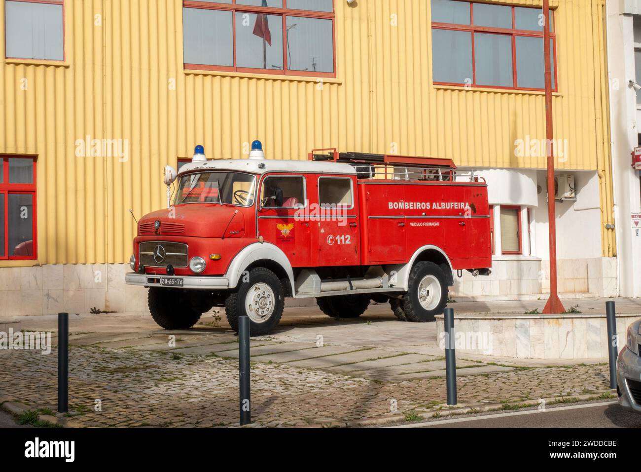 Mercedes-Altfahrzeug Mit Feuerwehrauto Vor Der Feuerwache Albufeira (Bombeiros Voluntarios), In Albufeira Portugal, 14. Januar 2024 Stockfoto