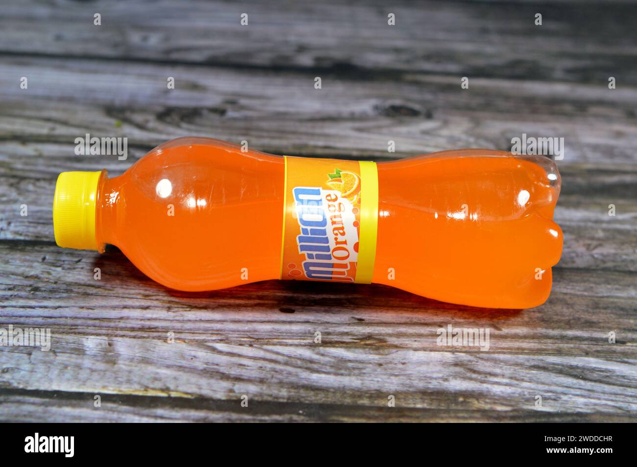 Kairo, Ägypten, 19. Januar 2024: Million Orange Erfrischungsgetränk, Orange Pop Limonade, Orangensaft, kohlensäurehaltige Orangengetränke, selektiver Fokus Stockfoto