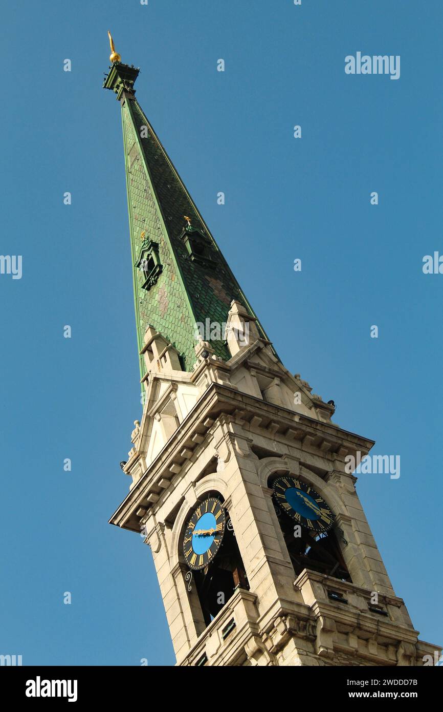 Torre campanaria della chiesa protestante di St. Moritz, Svizzera, Europa. Stockfoto