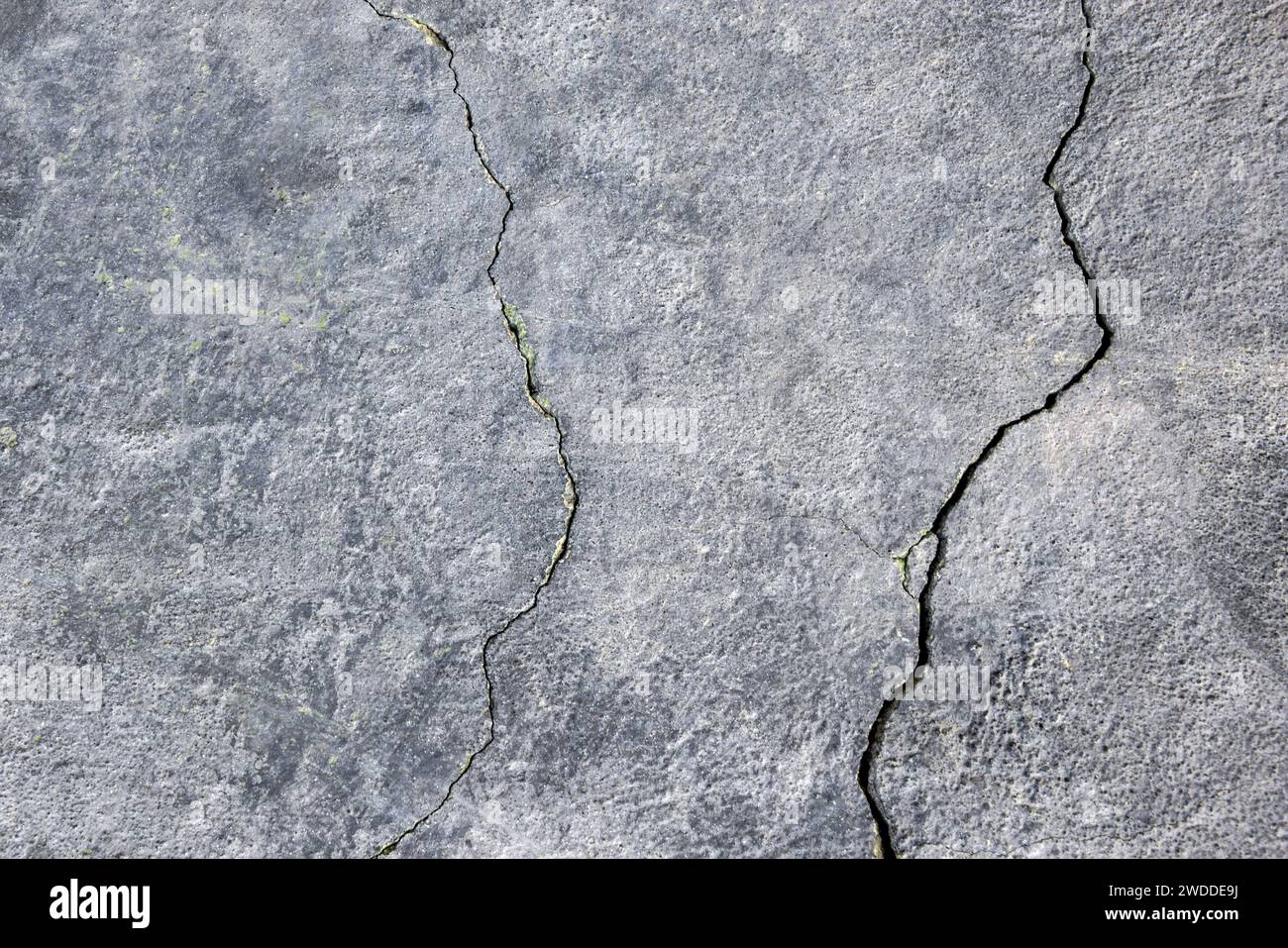 Die Mauer eines alten Gebäudes mit vielen gewundenen, tiefen Rissen. Kopierbereich. Selektiver Fokus. Stockfoto Die Mauer eines alten Gebäudes mit vielen gewundenen, tiefen Rissen. Kopierbereich. Selektiver Fokus. Stockfoto