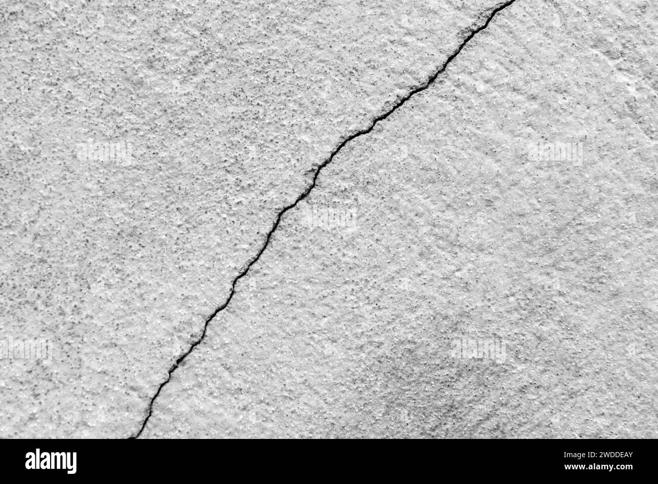 Großer Riss an der alten Putzwand. Lange Wicklungen, aufsteigender Riss in der Zementoberfläche eines alten Gebäudes. Speicherplatz kopieren. Selektiver Fokus. Stockfoto Großer Riss an der alten Putzwand. Lange Wicklungen, aufsteigender Riss in der Zementoberfläche eines alten Gebäudes. Speicherplatz kopieren. Selektiver Fokus. Stockfoto
