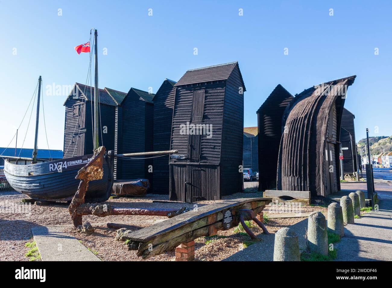 Hastings Netzhütten, traditionelle schwarz lackierte Fischerhütten am Old Town Stade, Rock-a-Nore, East Sussex, Großbritannien Stockfoto
