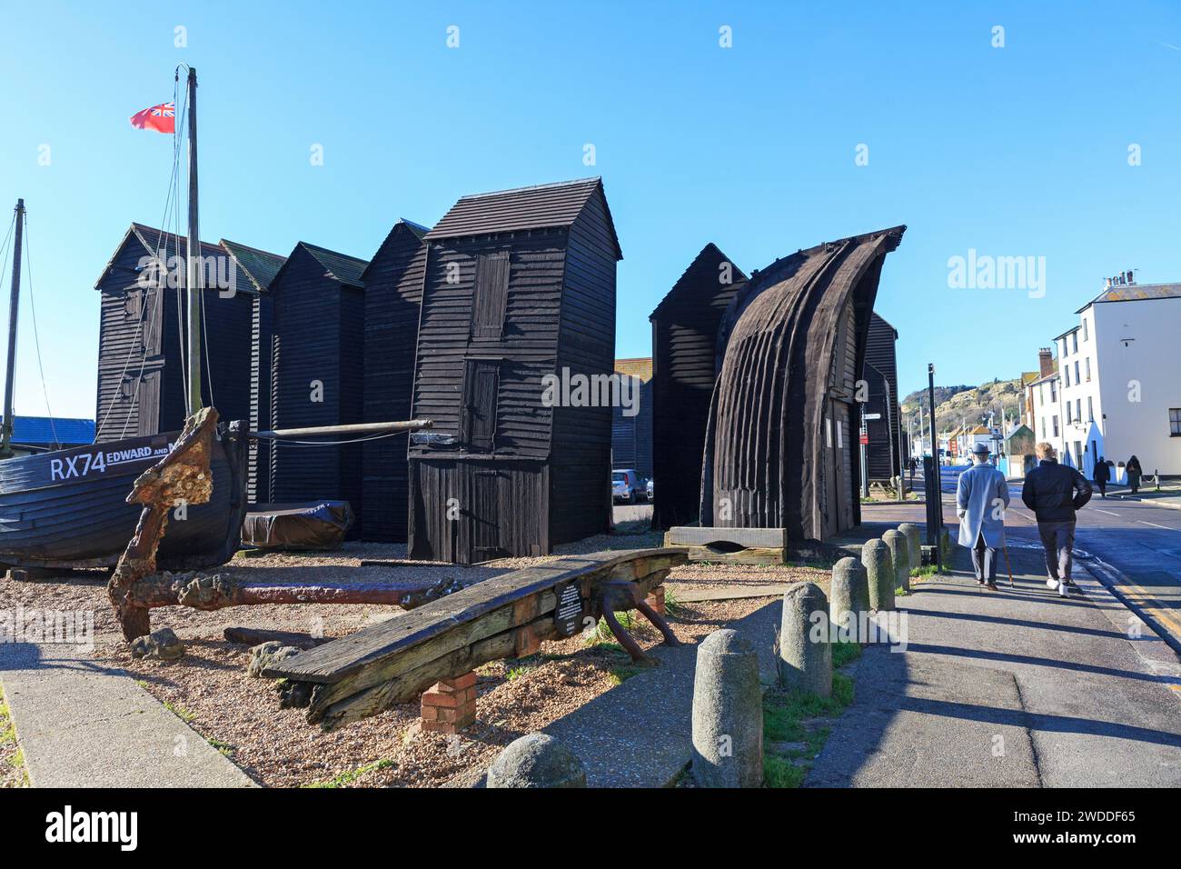 Hastings, traditionelle schwarz lackierte Fischerhütten am Old Town Stade, Rock-a-Nore, East Sussex, Großbritannien Stockfoto