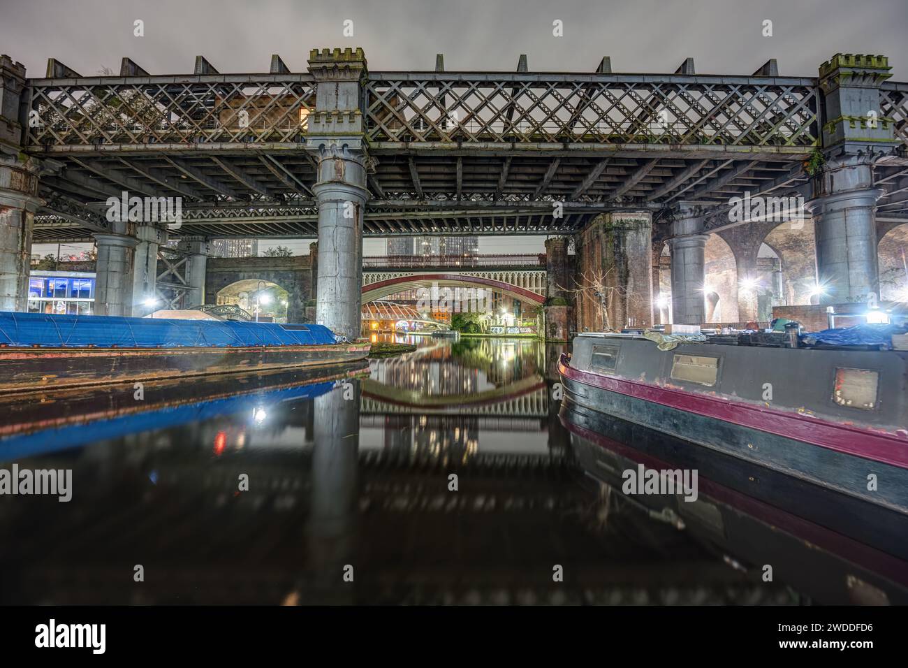 Das alte Castlefield-Viadukt und einer der Kanäle in Manchester bei Nacht Stockfoto