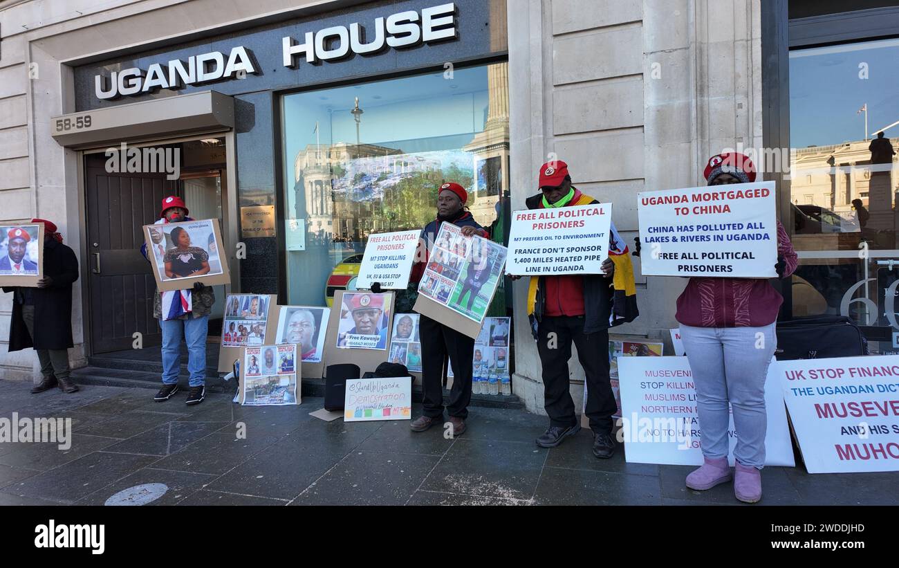 Eine kleine Gruppe von Demonstranten im Uganda-Haus am Trafalgar Square, die Freiheit für politische Gefangene fordern, London, Großbritannien Stockfoto