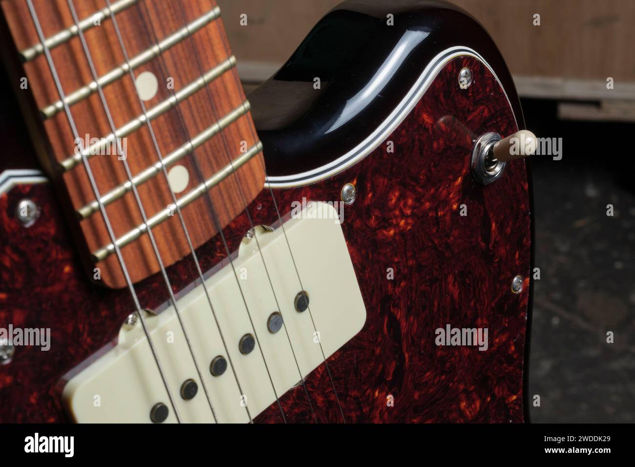 Kratzplatte, Bedienelemente, Pick-up, Gitarrensaiten und Griffbrett von E-Gitarre Stockfoto