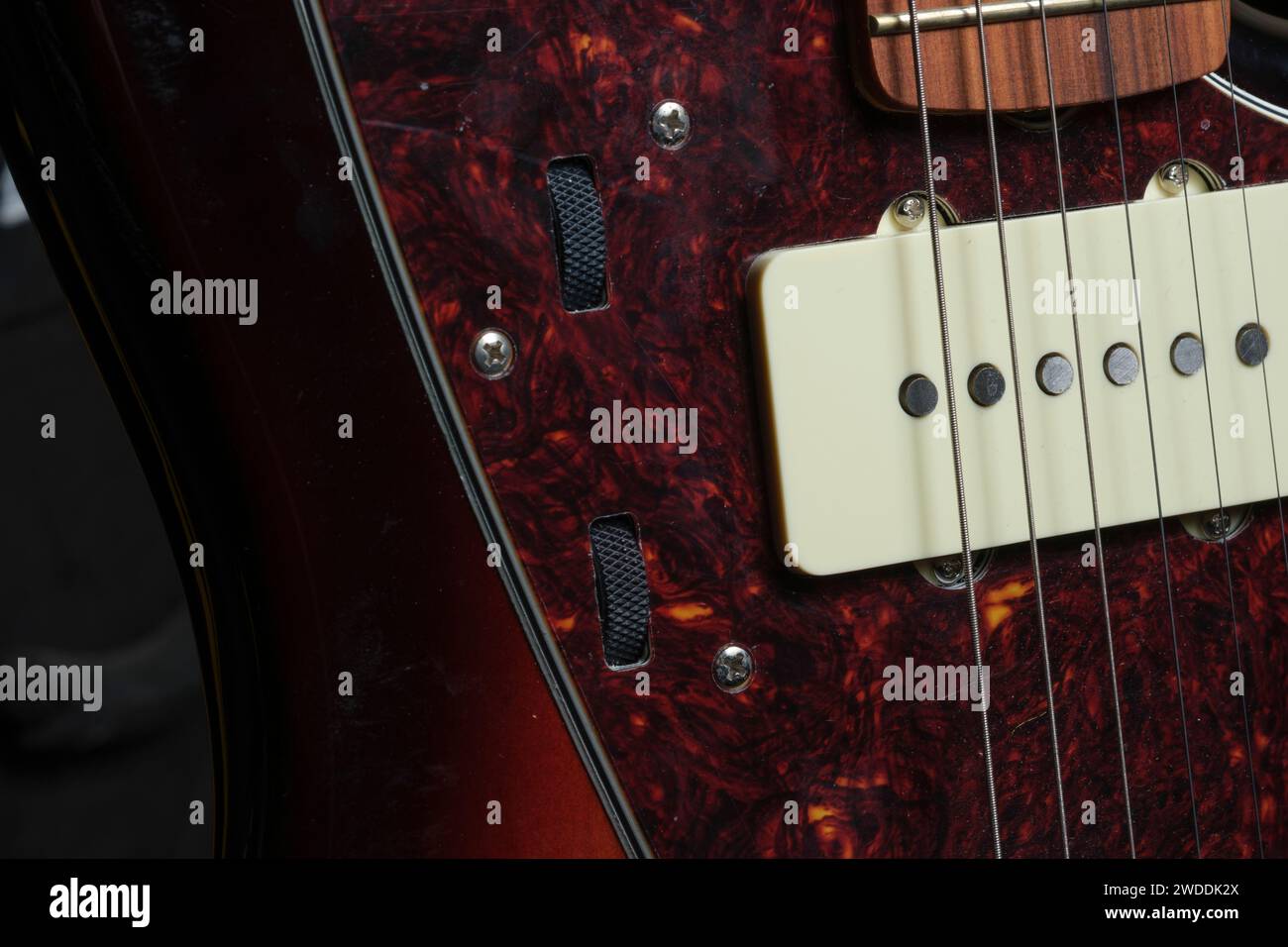 Kratzplatte, Bedienelemente, Pick-up, Gitarrensaiten und Griffbrett von E-Gitarre Stockfoto