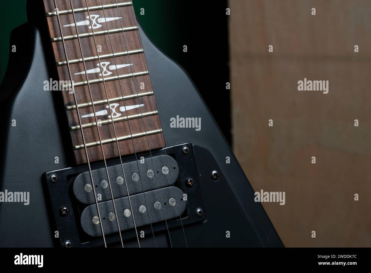 Tonabnehmer, Griffbrett und Griffmarkierungen von schwarzer E-Gitarre. Metall heben Stockfoto