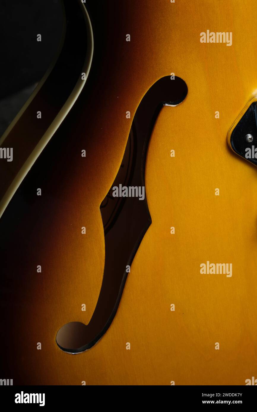 F-Loch der elektrischen Gitarre mit Sonnenschliff Stockfoto