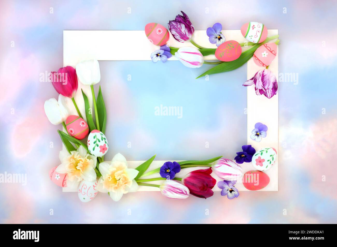 Blumen- und dekorative Ostereier-Hintergrundrand mit Eiern und Frühlingsblumen auf pastellblauer und rosa Himmelwolke. Natürliches Design für den Frühling. Stockfoto