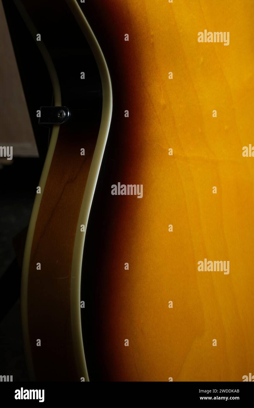 Detail des semiakustischen Gitarrenkörpers mit Bindung Stockfoto