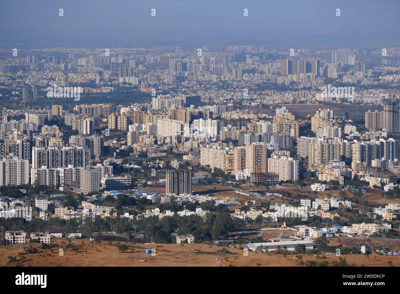 Wunderschöne Stadtlandschaft der Stadt Pune ab Bopdev Ghat, Pune, Maharashtra, Indien Stockfoto