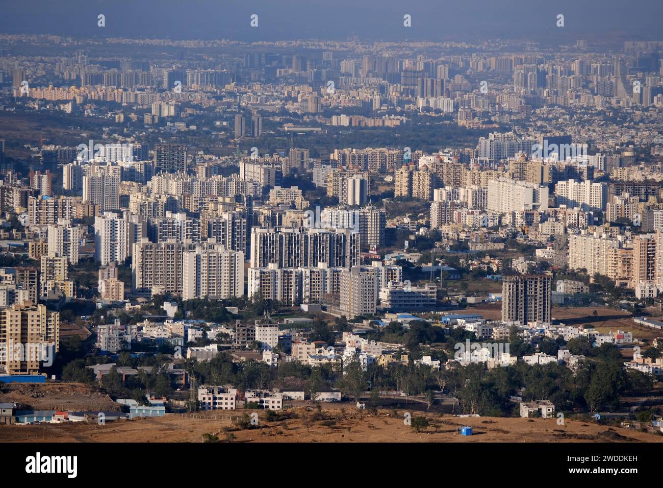 Wunderschöne Stadtlandschaft der Stadt Pune ab Bopdev Ghat, Pune, Maharashtra, Indien Stockfoto