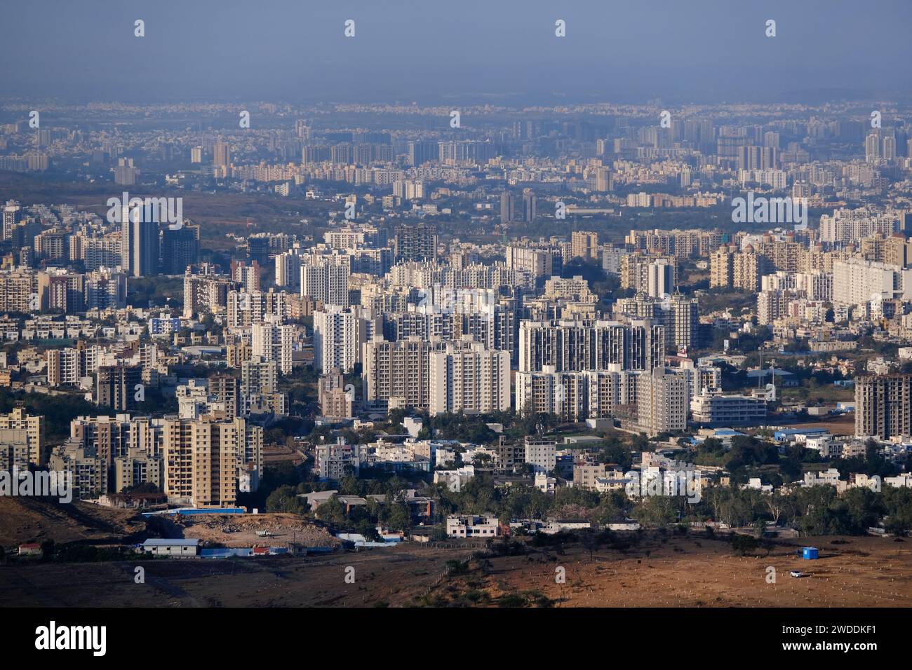 Wunderschöne Stadtlandschaft der Stadt Pune ab Bopdev Ghat, Pune, Maharashtra, Indien Stockfoto