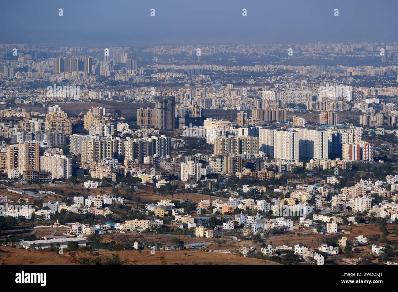 19. Januar 2024, Skyline der Stadt, Stadtansicht von Pune City View von Bopdev Ghat, Pune, Maharashtra, Indien. Stockfoto