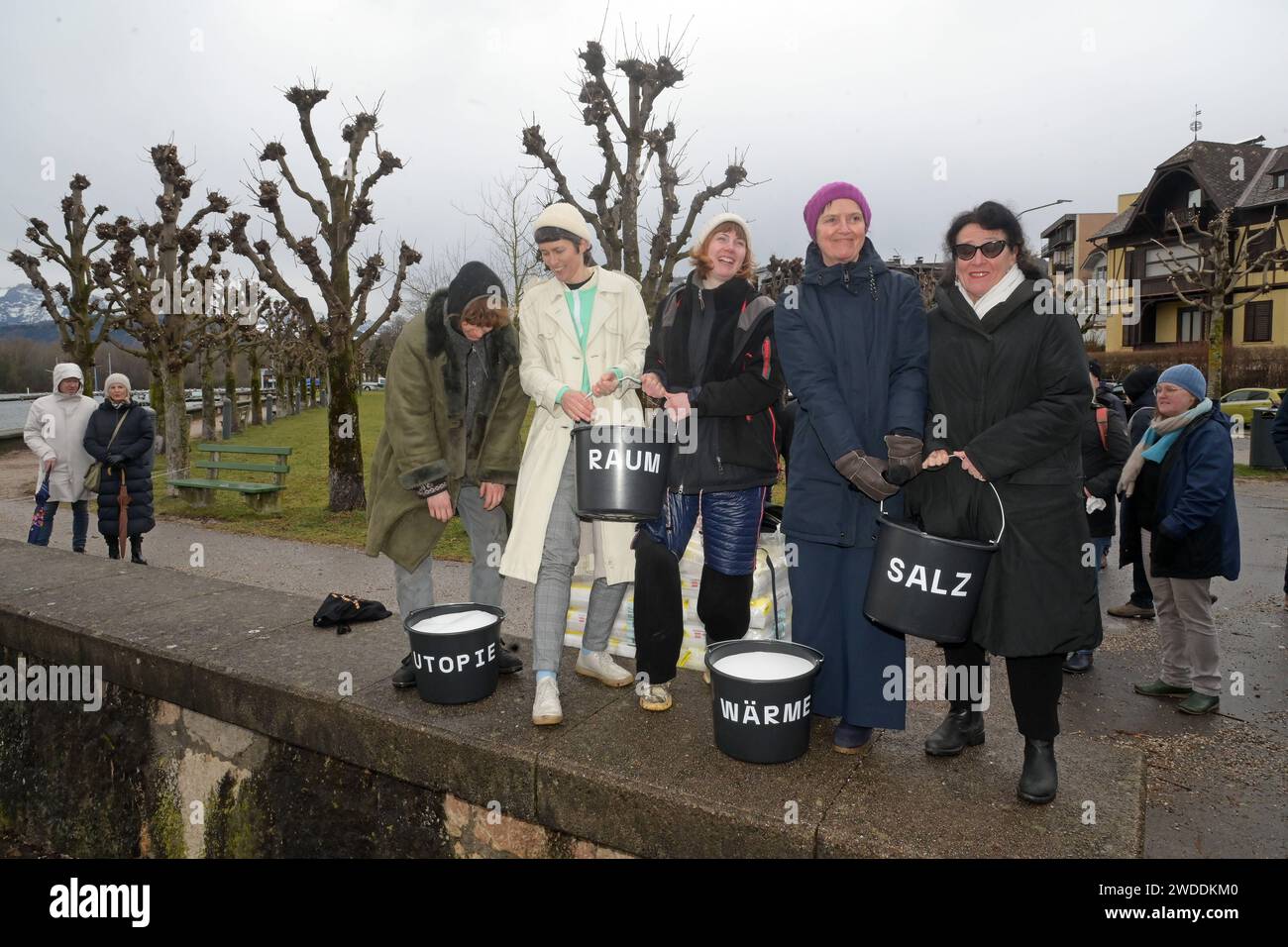 Einweihung der Schwimmenden Sauna im Rahmen des Projektes Plateau Blo , im Kulturhauptstadtjahr 2024 an der Esplanade in Gmunden, am 18.01.2024. Das Projekt richtet sich gegen Besitzdenken in den begehrten Uferzonen des Traunsees im oberösterreichischen Salzkammergut. .Das Bild zeigt v.l.n.r.: Studierende der Kunstuniversität Linz mit Ihrer Kuratorin Simone Barlian, Architektin Sabine Pollak, Künstlerische Geschäftsführerin der Kulturhauptstadt Bad Ischl Salzkammergut 2024 GmbH, Elisabeth Schweeger, 2023 - Einweihung der Schwimmenden Sauna im Rahmen des Projektes Plateau Blo , im Kulturhauptst Stockfoto