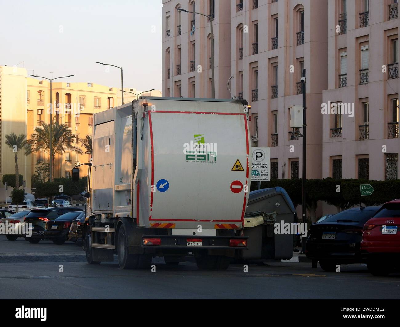 Kairo, Ägypten, 6. Januar 2024: Ein Müllwagen, Müllwagen, ein Lkw, der speziell entwickelt wurde, um kommunale feste Abfälle zu sammeln und zu einem festen Abfall zu transportieren Stockfoto