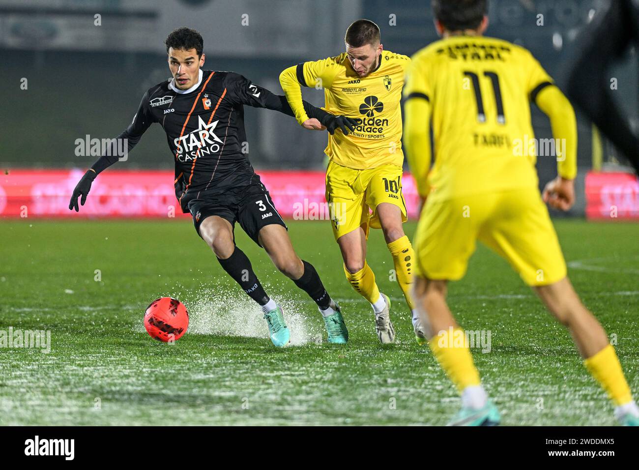 Deinze, Belgien. Januar 2024. Teo Quintero (3) von KMSK Deinze und Alexandre de Bruyn (10) von Lierse SK, dargestellt während eines Fußballspiels zwischen KMSK Deinze und Lierse Kempenzonen am 18. Spieltag der Challenger Pro League 2023-2024 am Freitag, den 19. Januar 2024 in Deinze, Belgien. Quelle: Sportpix/Alamy Live News Stockfoto