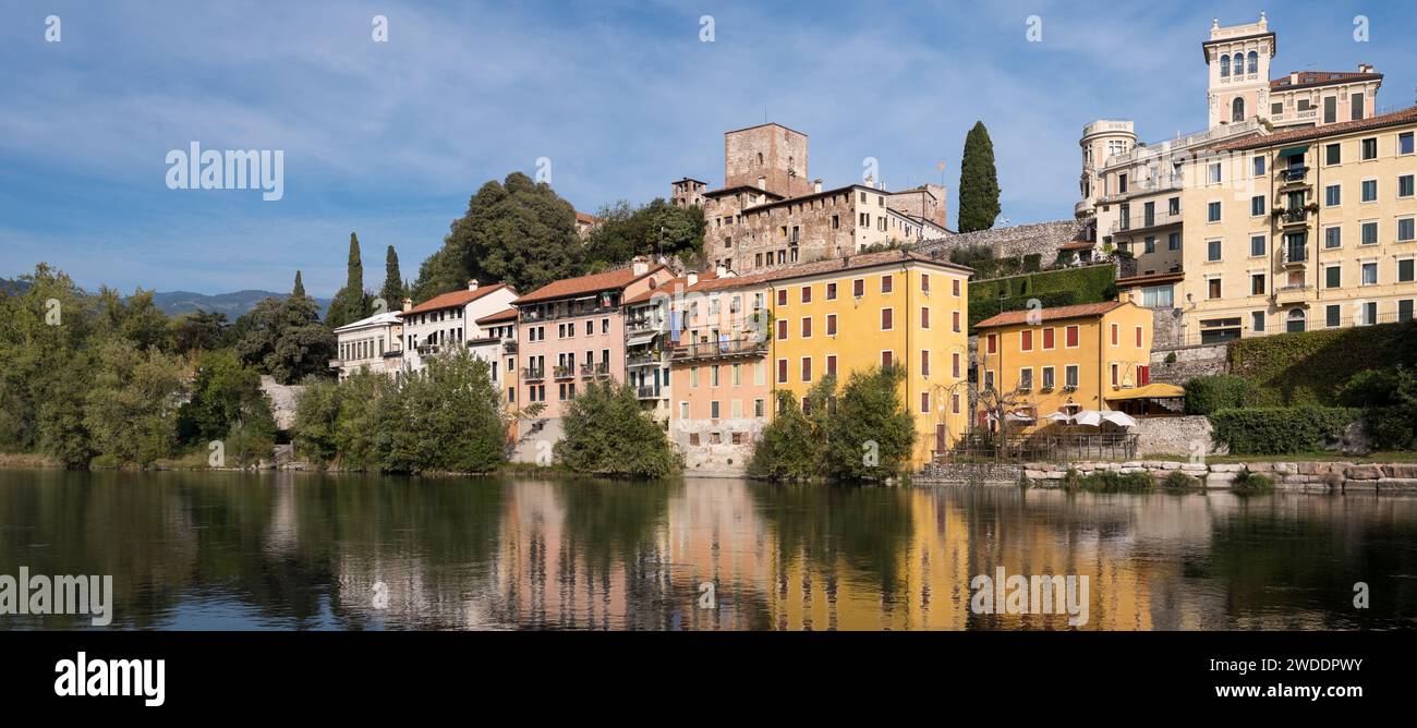 Ein Blick auf die Stadt Bassano del Grappa in der Region Veneto in Italien mit dem Fluss Brenta im Vordergrund - Panoramablick Stockfoto