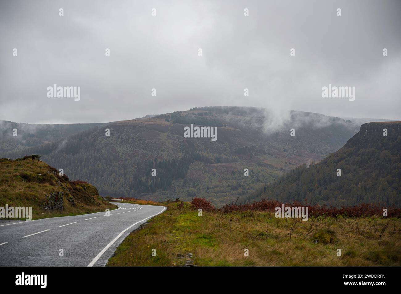 Eine Straße, die sich durch die Berge der walisischen Täler schlängelt, an einem Herbsttag in Wales Stockfoto