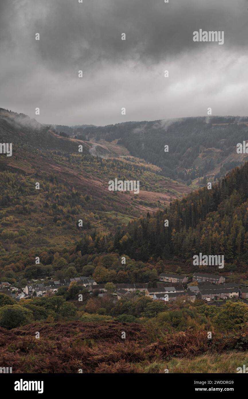 Ein Blick vom Gipfel des Rhondda Valley in Südwales an einem Herbsttag mit niedrigen hängenden Wolken über dem Berggipfel. Stockfoto