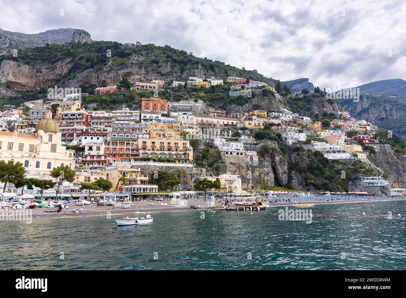 Die Stadt Positano vom Meer aus gesehen, Amalfiküste, Italien Stockfoto