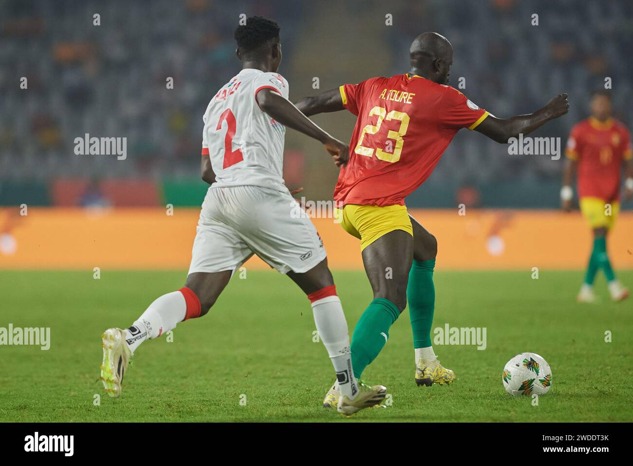 Höhepunkte des Spiels zwischen Guinea und Gambia beim Afrika-Cup 2023, Abdoulaye Touré unter Druck von Hamza Barry Stockfoto