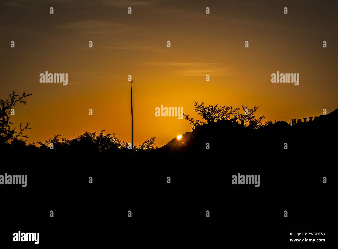 Wunderschöne goldene Stunde Sonnenaufgang hinter den Bergen im Winter in Hatta. Stockfoto