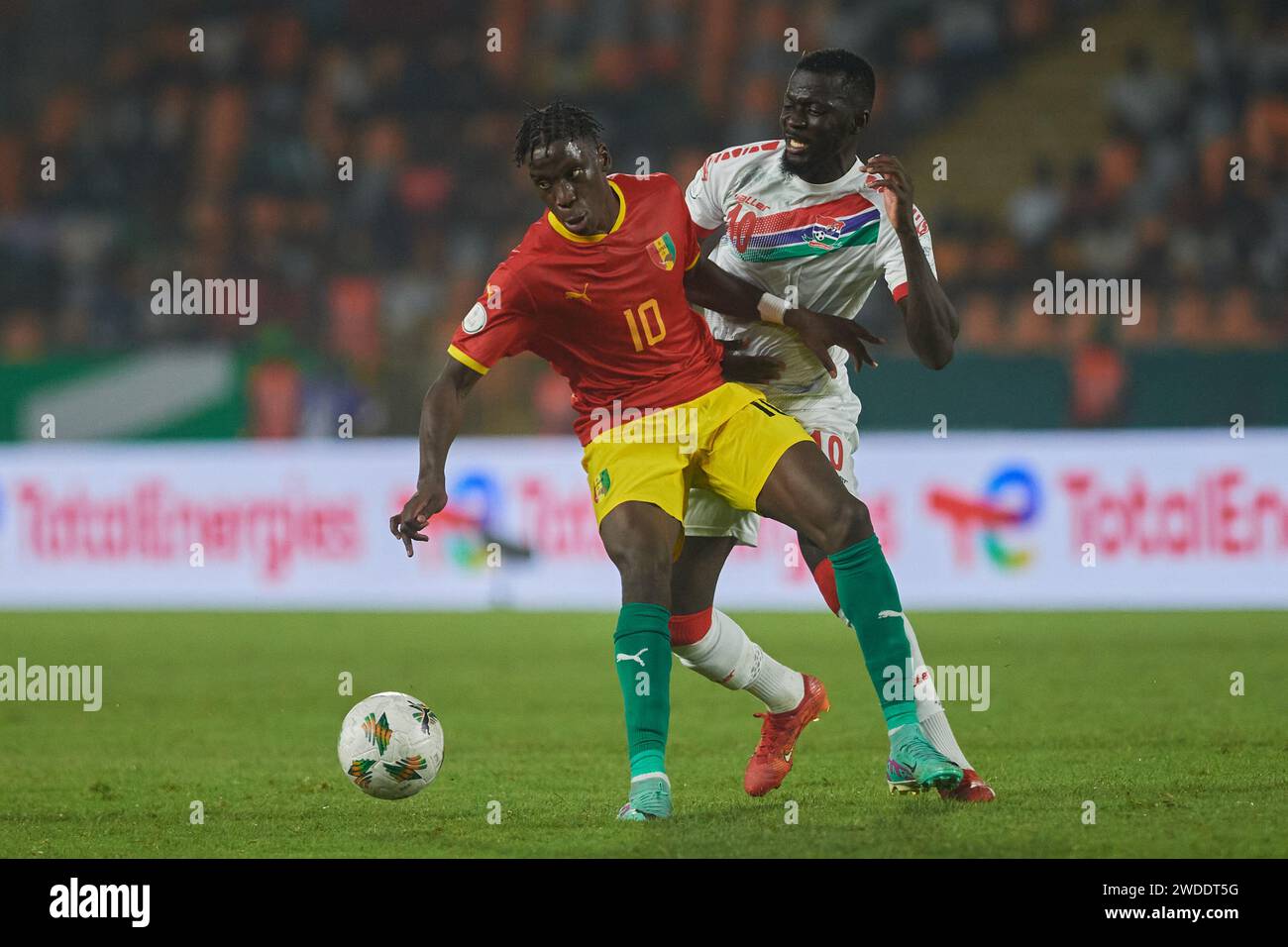 Höhepunkte des Spiels zwischen Guinea und Gambia beim Africa Cup of Nations 2023, dem Duell zwischen Ilaix Moriba und Musa Barrow Stockfoto