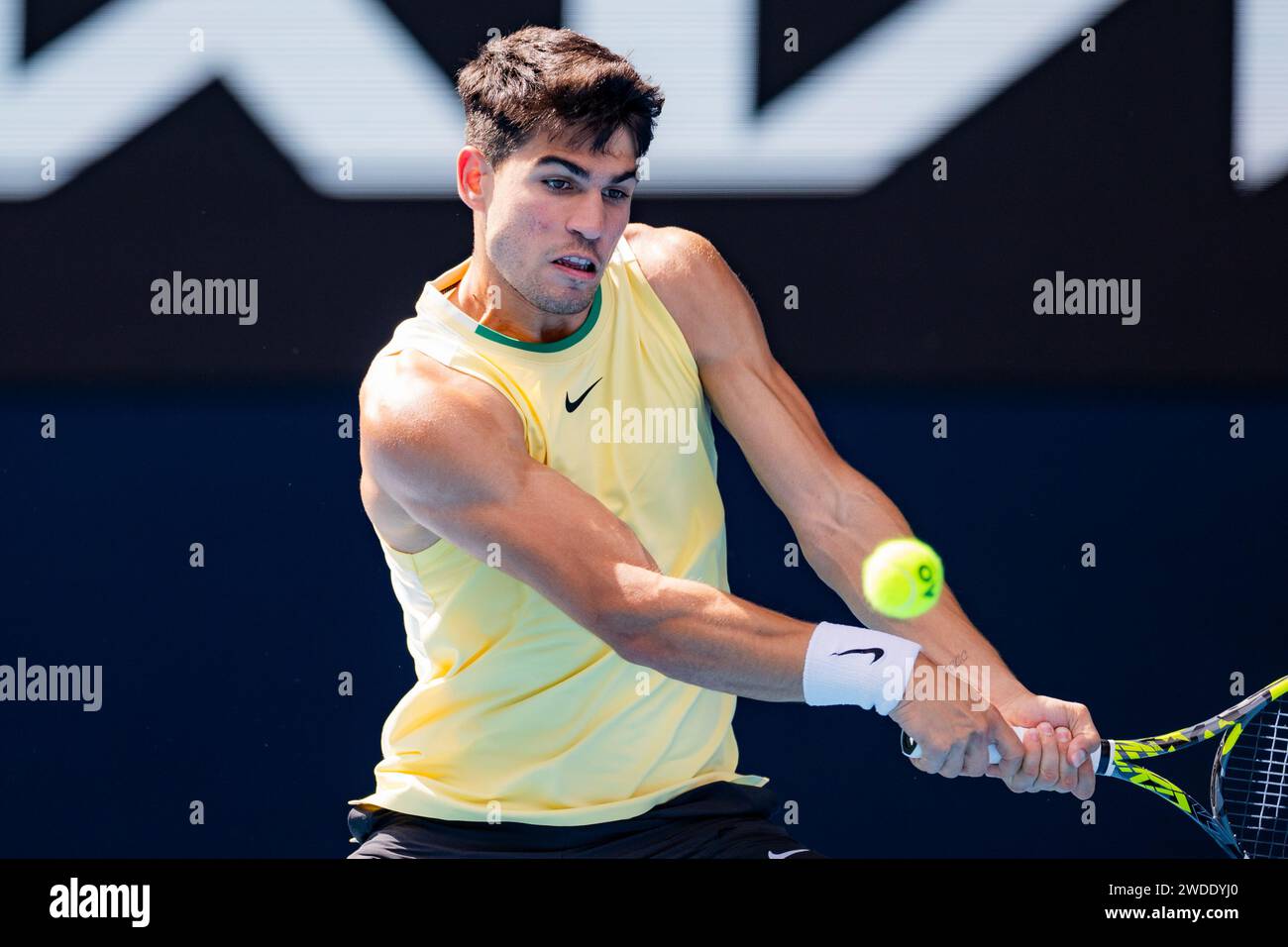 Melbourne, Australien. Januar 2024. Carlos Alcaraz trifft beim Tennis-Turnier der Australian Open in Melbourne, Australien, am 20. Januar 2024 in der dritten Runde zwischen Shang Juncheng aus China und Carlos Alcaraz aus Spanien einen Rückflug. Shang ist verletzt aus dem Wettbewerb zurückgezogen. Quelle: Chu Chen/Xinhua/Alamy Live News Stockfoto